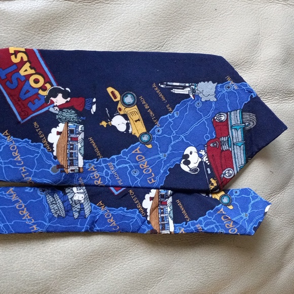 Peanuts Snoopy East Coast Road Trip 100% Silk Tie Excellent Condition - Picture 9 of 10